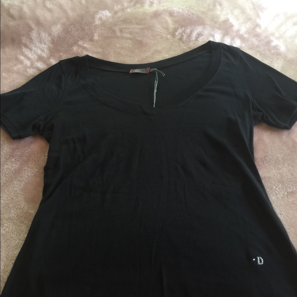 Dismero black tee shirt